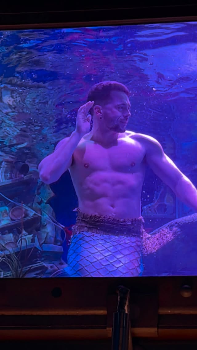 🧜🏻‍♂️ Heard the room get quiet when I sank below… 😏