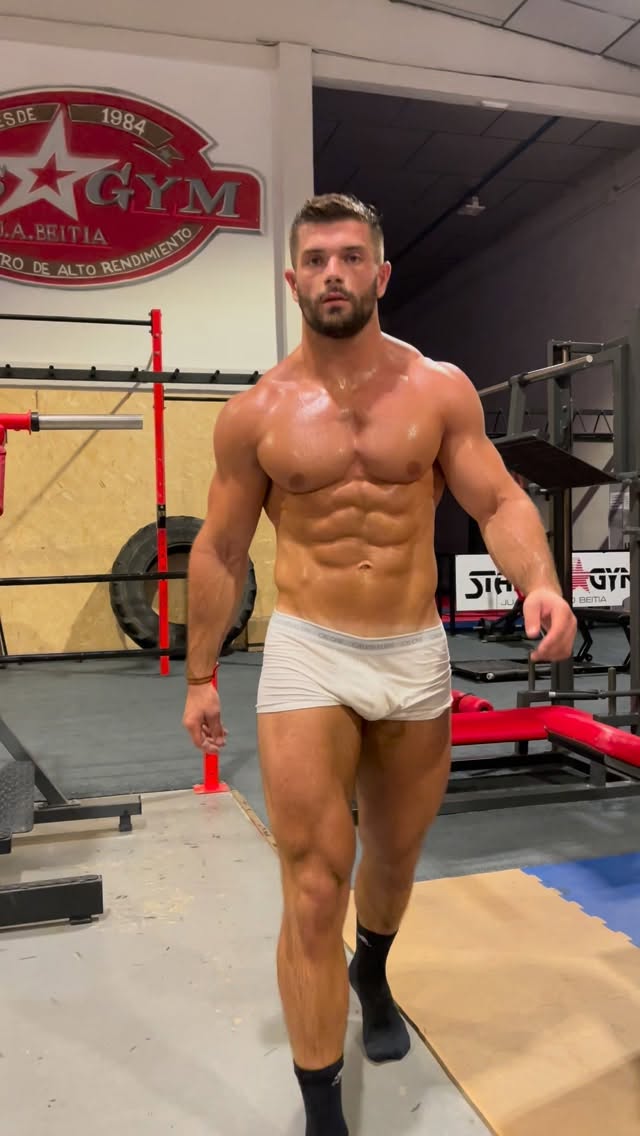 POV: turn around… your personal trainer just arrived at the gym for the session. 🏋️‍♂️ Are you ready for the workout ?