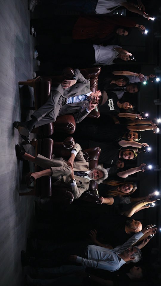 Sahnenin önünde şıklık, arkasında özveri var.