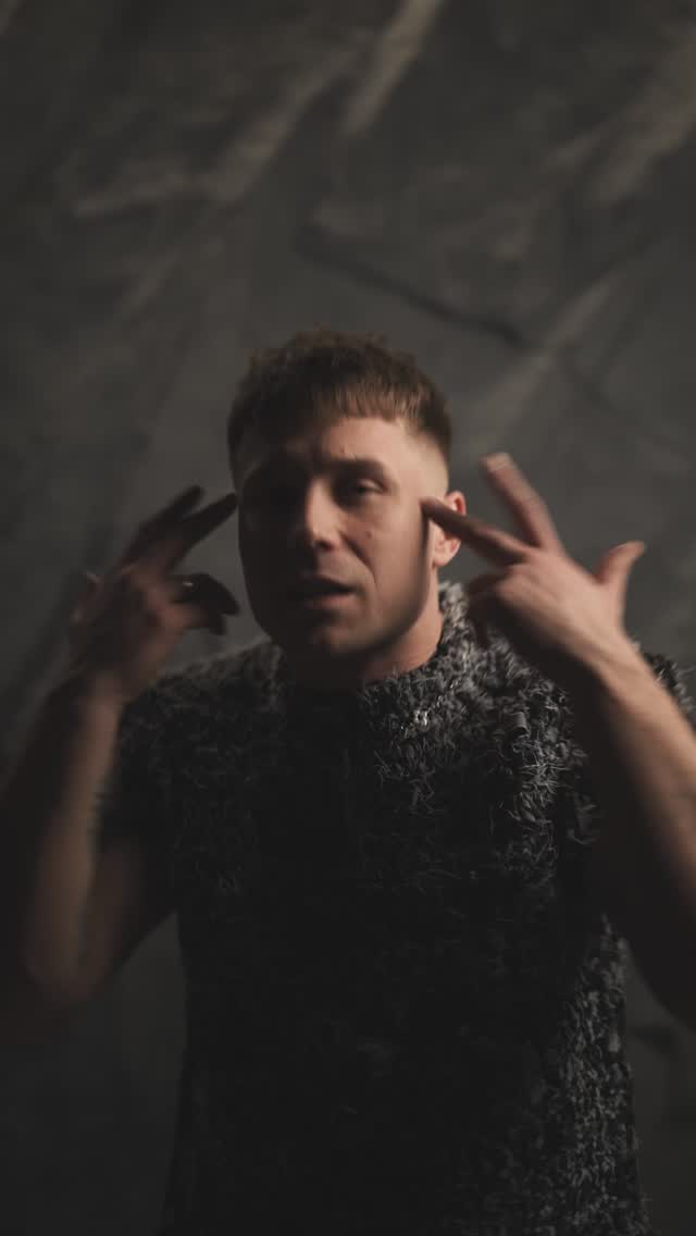 “Ką daryti, kai giliai širdy žinai ant ko tu stovi, bet eilinį kartą žemė slysta iš po kojų?” Outfit by 🎥: