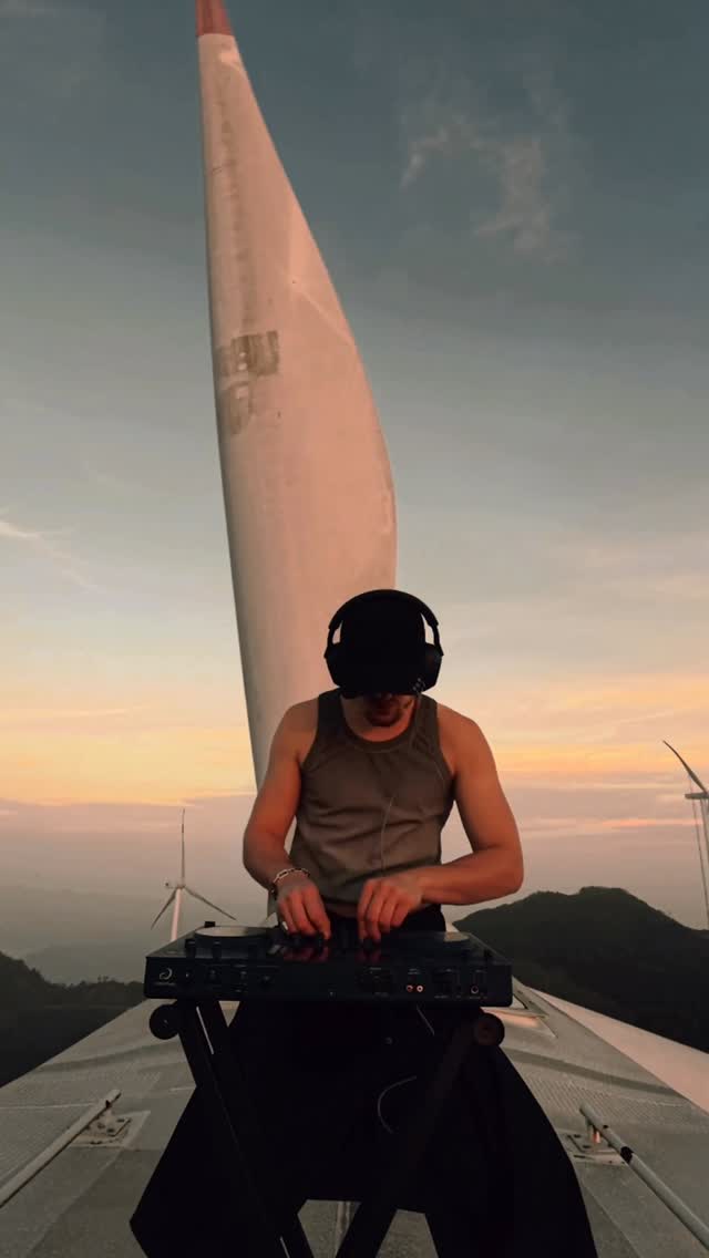 Performed on the AlphaTheta OMNIS-DUO, a portable all-in-one DJ system