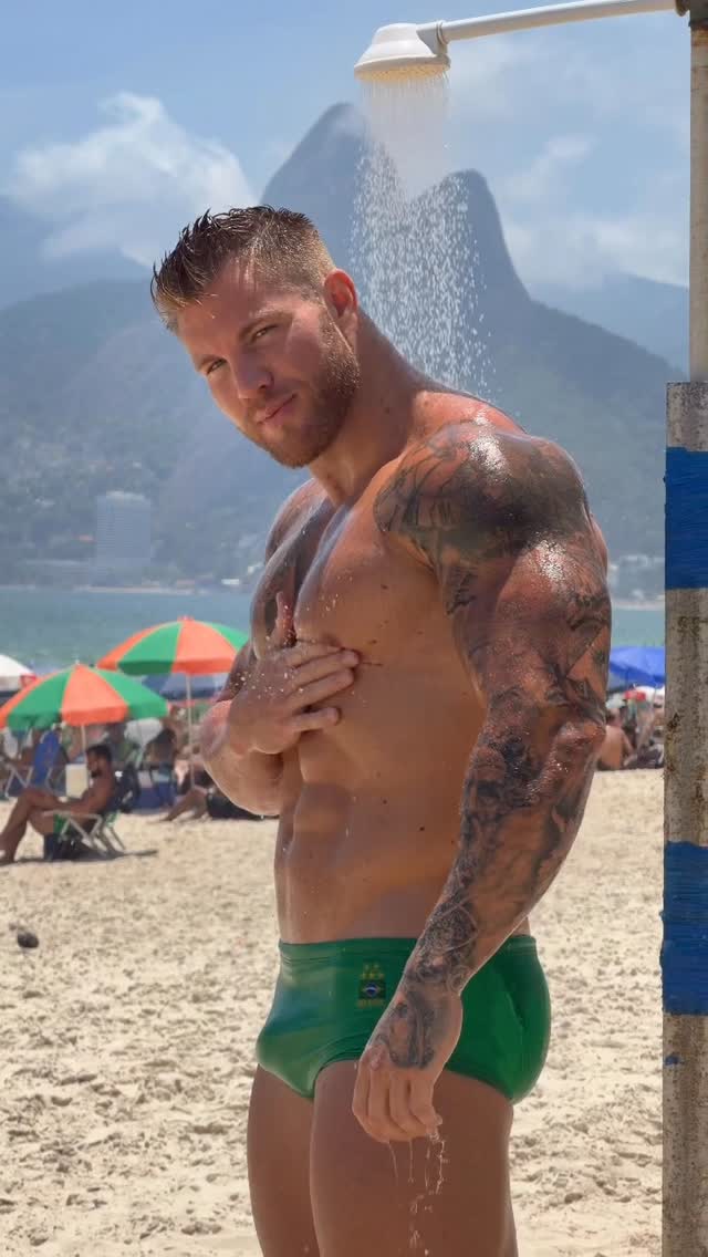 Ducha rápida… porque o calor de Ipanema não perdoa ☀️💦