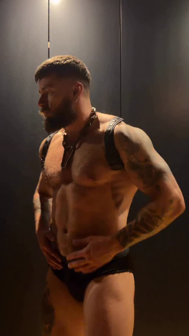 Outfit check for Berlin… ⛓️ SNAX loading…