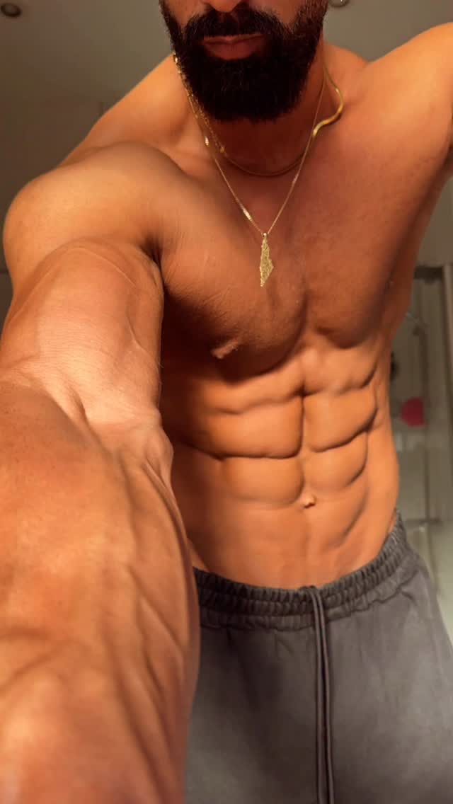 Rate the physique 1–10 🤔🤨