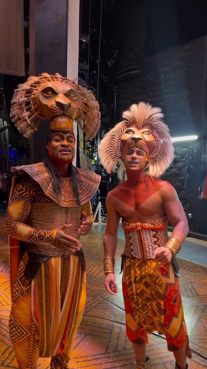 Quand Mufasa et Simba 🦁 Vous chantent du à la fin du show 😊