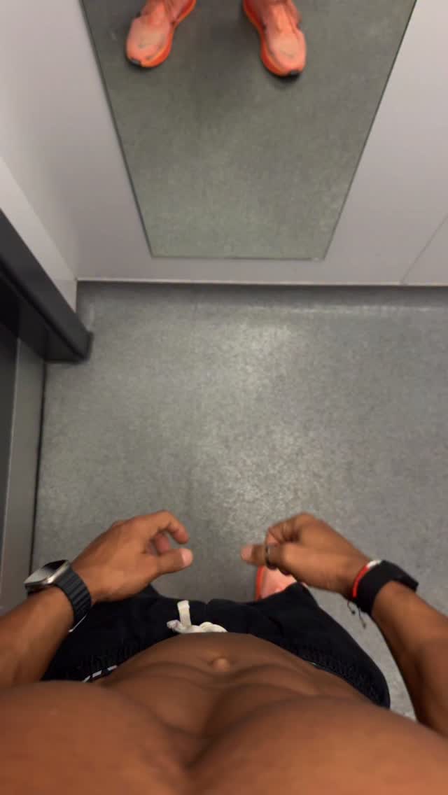 I flexed… and the lighting understood the assignment 💡💪🏽