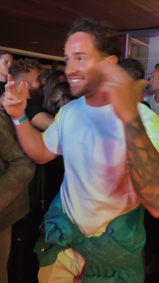 a way to forget all your problems: dance like nobody is watching 😍