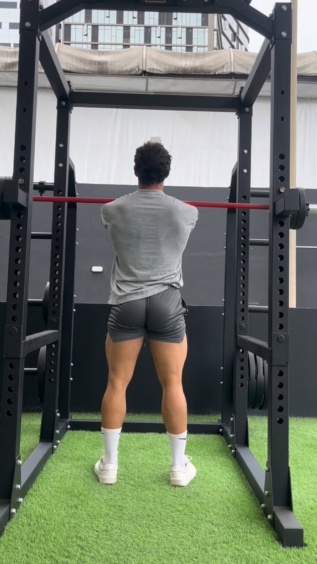 Sentadilla frontal con barra: Mayor activación del cuádriceps. Menor estrés en la zona lumbar