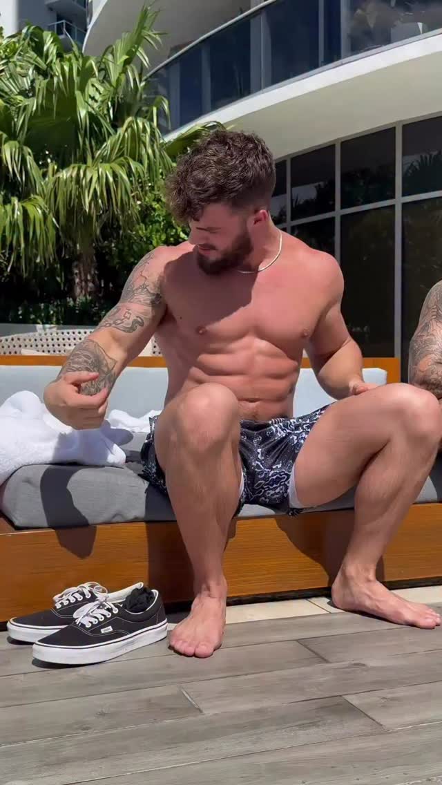 Anyone wanna lay by the pool? 👀