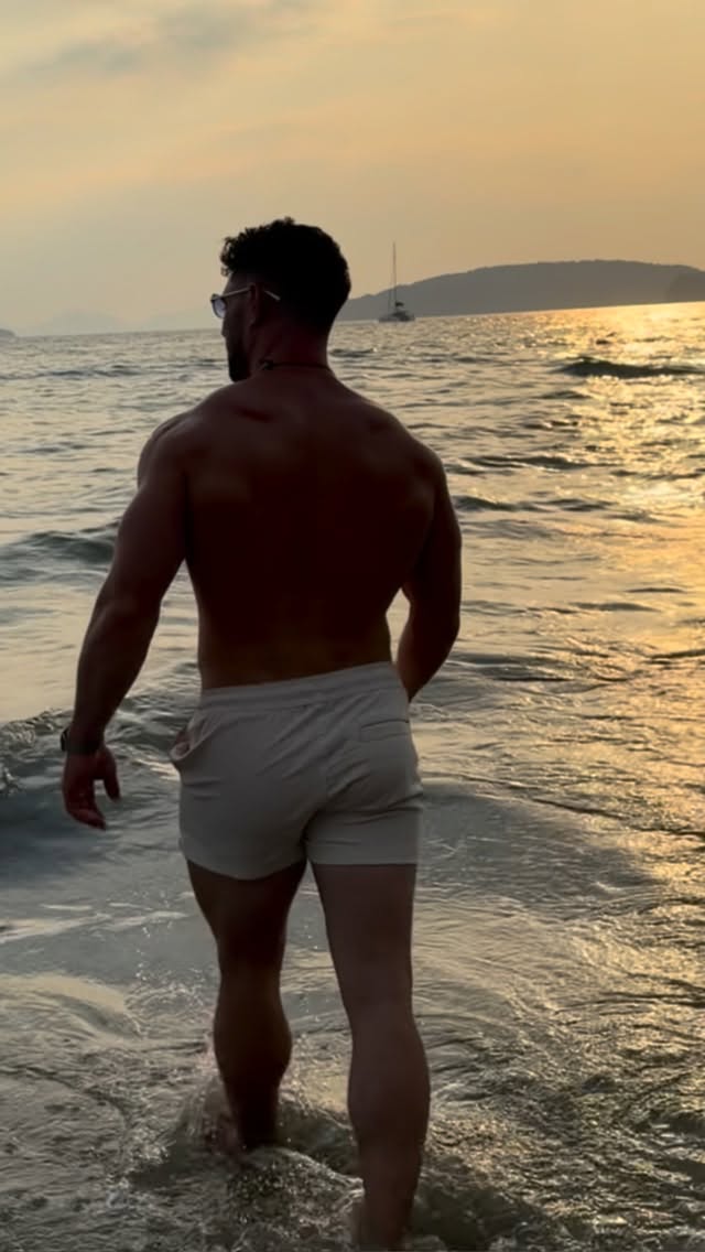 See you found me at the beach 🌴🌴🤭