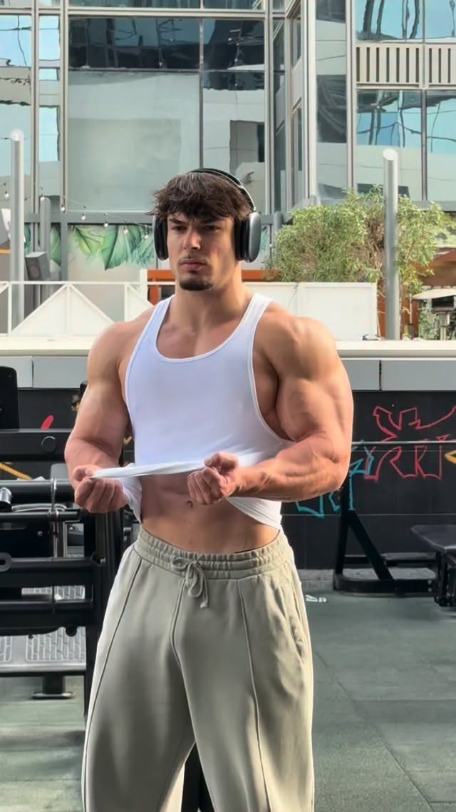 Random 21 yo gymshark athlete 🦈🇫🇷 MIKE10 on gymshark