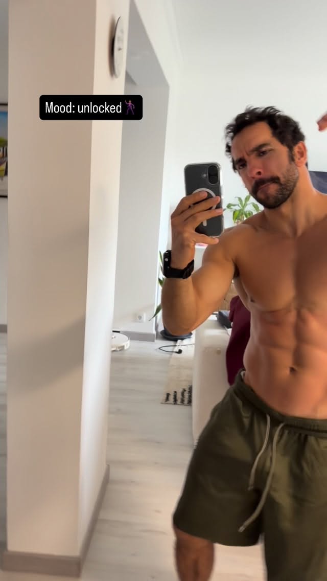 When it’s Monday and you just finished a good workout and the beat is 🤌🏾. Do I keep dancing or switch the song?!😬 Mus