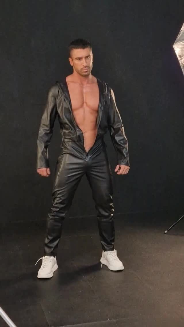 The Mecano Suit from the Kinky collection is made for those who aren't afraid to express their style. Sculpting cut, sec
