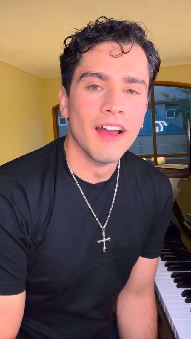 No es la mejor toma ni la interpretación perfecta, pero quise hacer algo distinto y grabarlo así nomas para ustedes. Los
