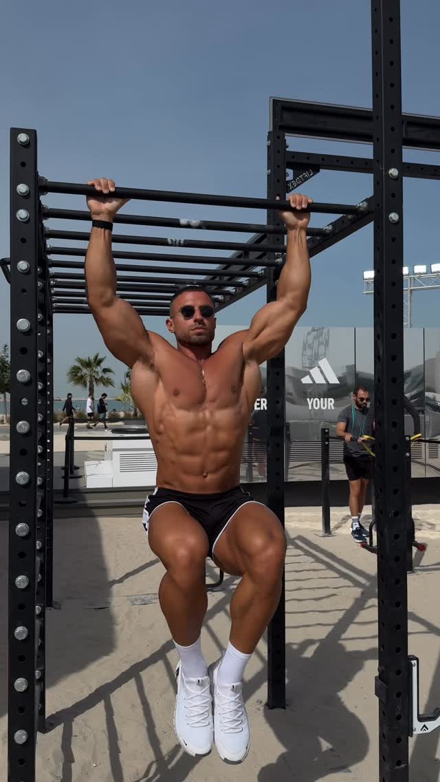 Pro calisthenics athlete spotted at the beach today showing off his highly advanced skills