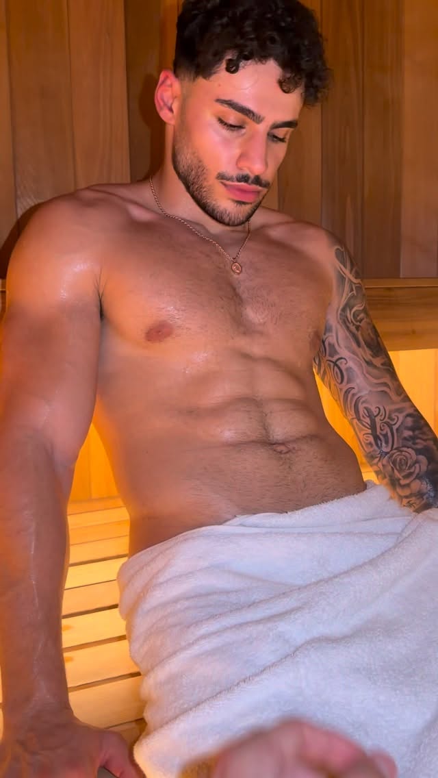 I wasn’t expecting this when i got into the sauna 😂