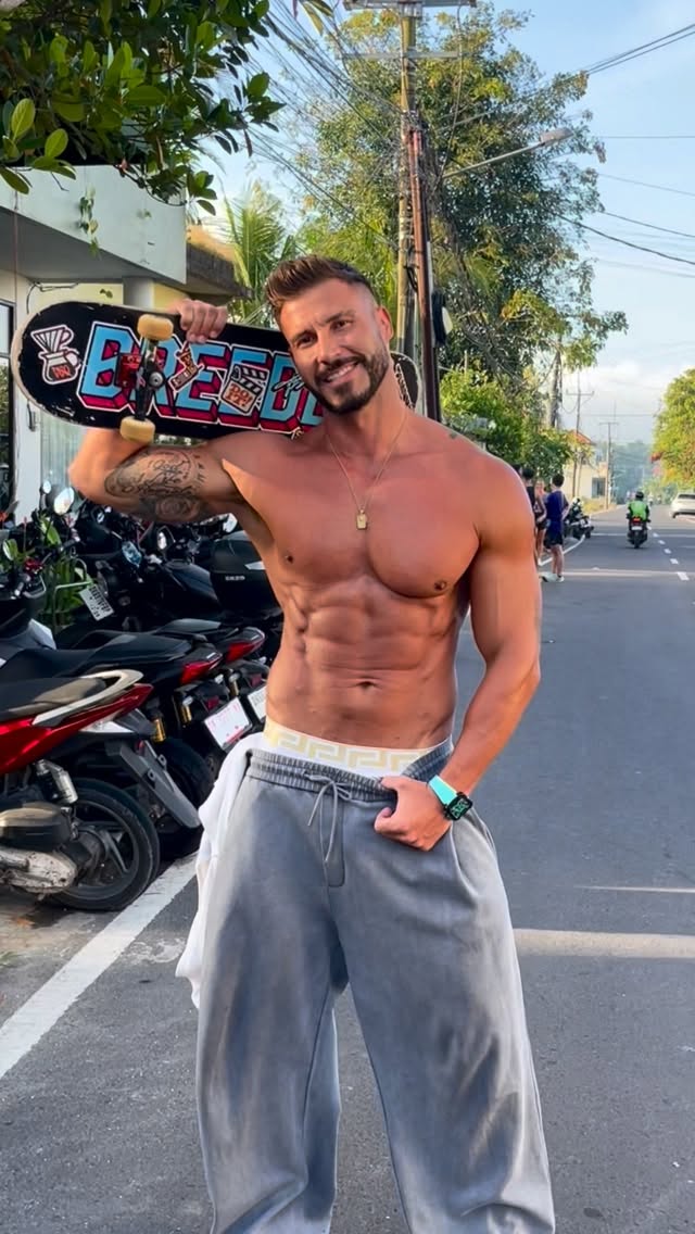 Out here minding my business and ruining people’s focus 😉😂🛹