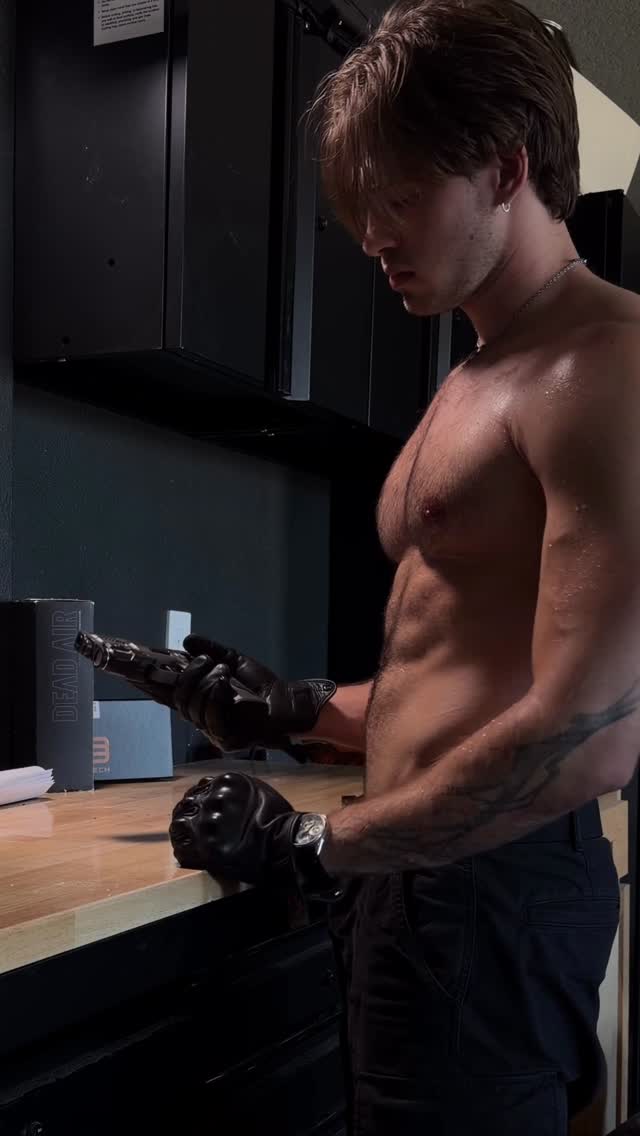 Leon Kennedy shirtless mod - Resident Evil Requiem