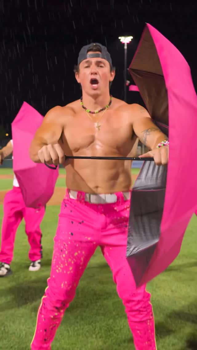 Best dance to Umbrella since Tom Holland 👀