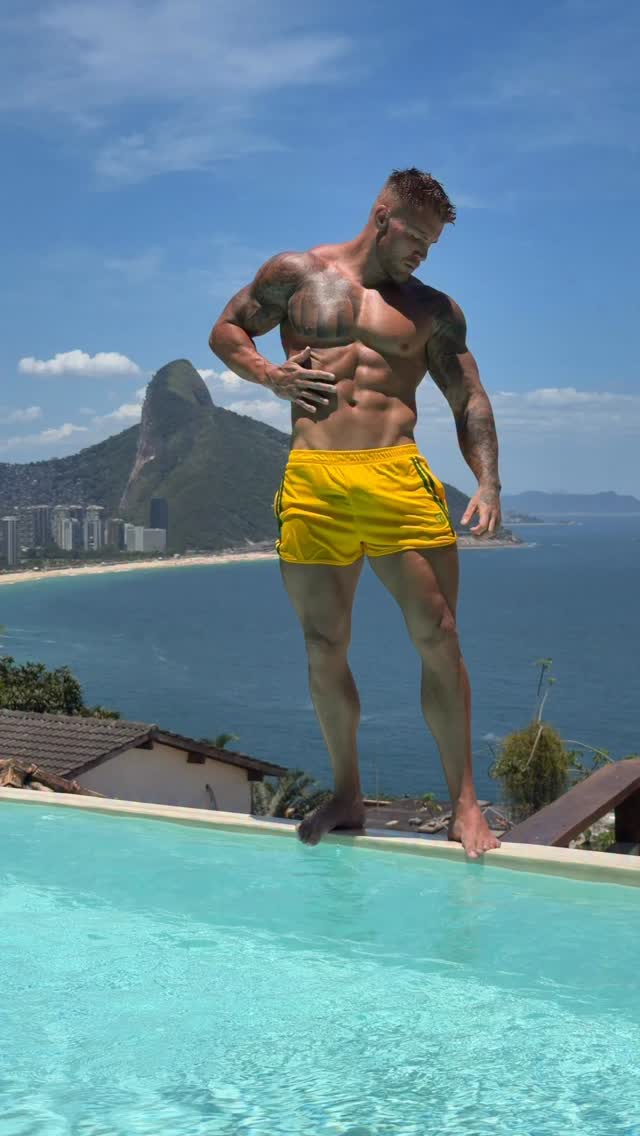 Sun, sea, and bad decisions.😈🇧🇷