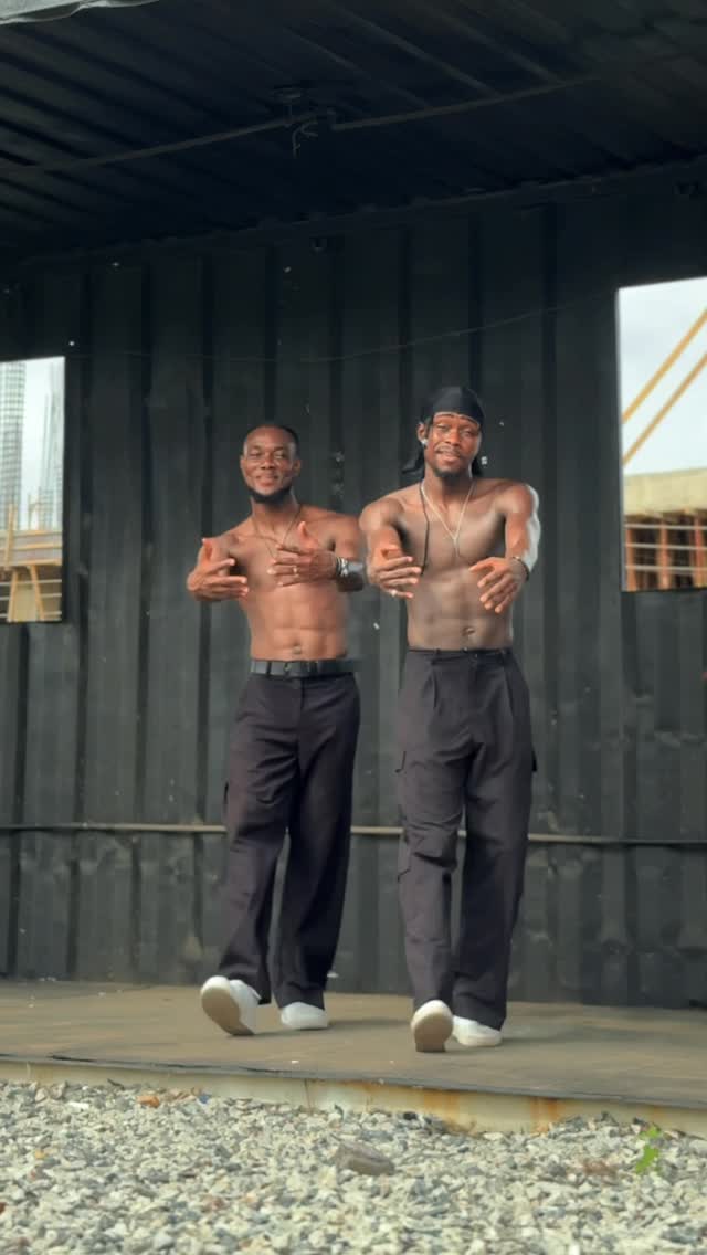 Guys be honest🤭😅.. who has the better physique?💪🏽