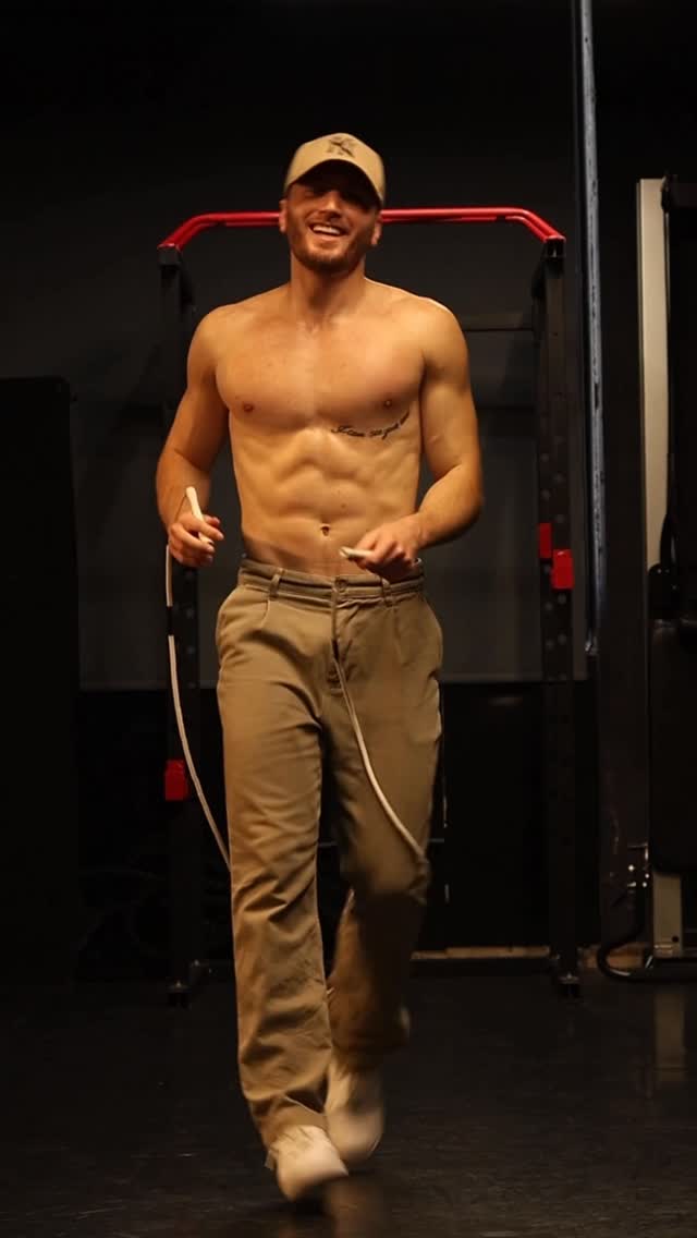 This song will always have an 80s vibe!😏🕺