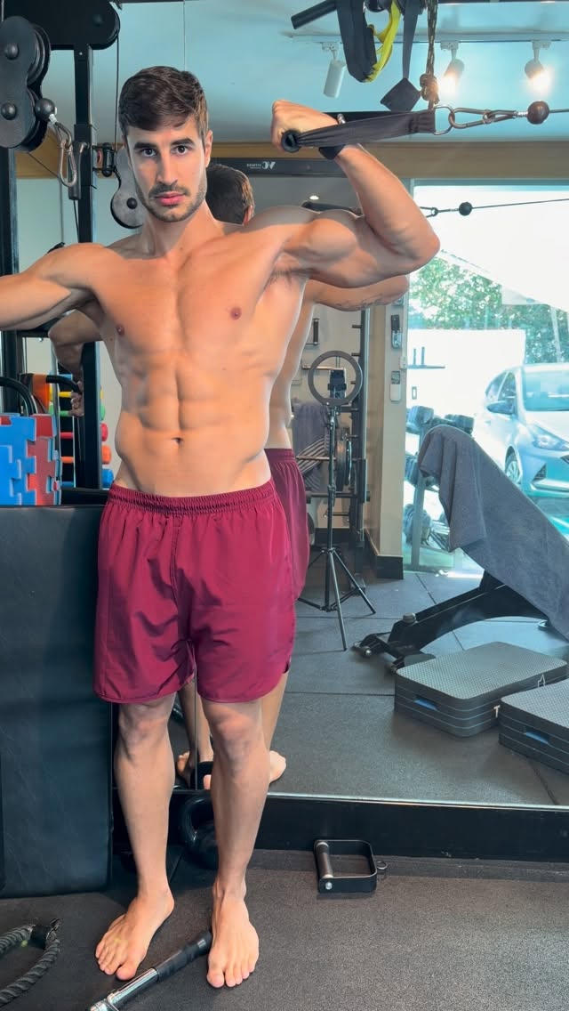 Biceps unilateral na polia alta.