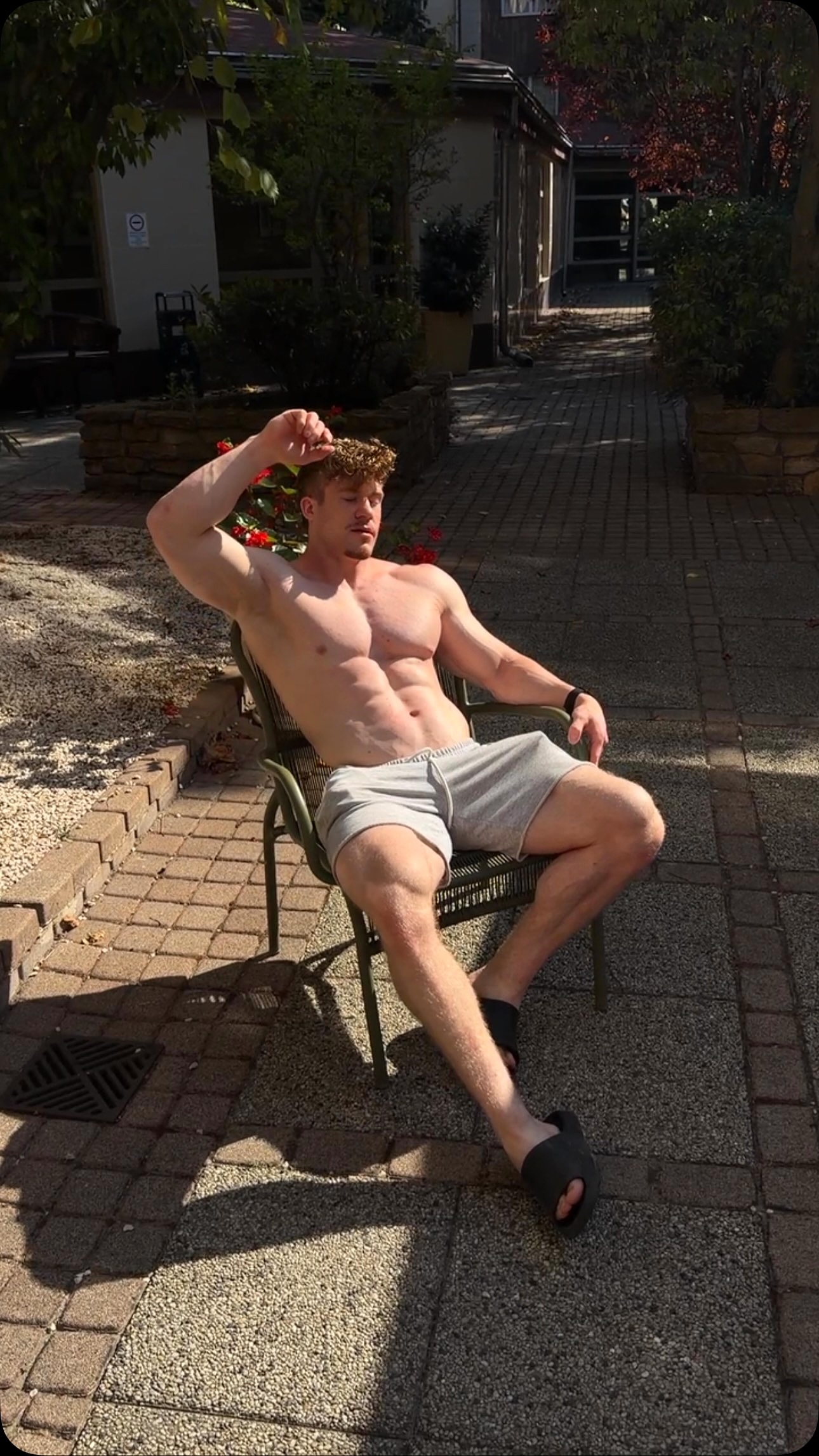 Come and sit next to me😘