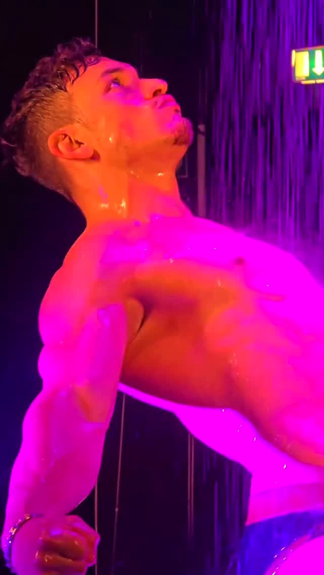 It's sunday! Let's take a shower 🚿