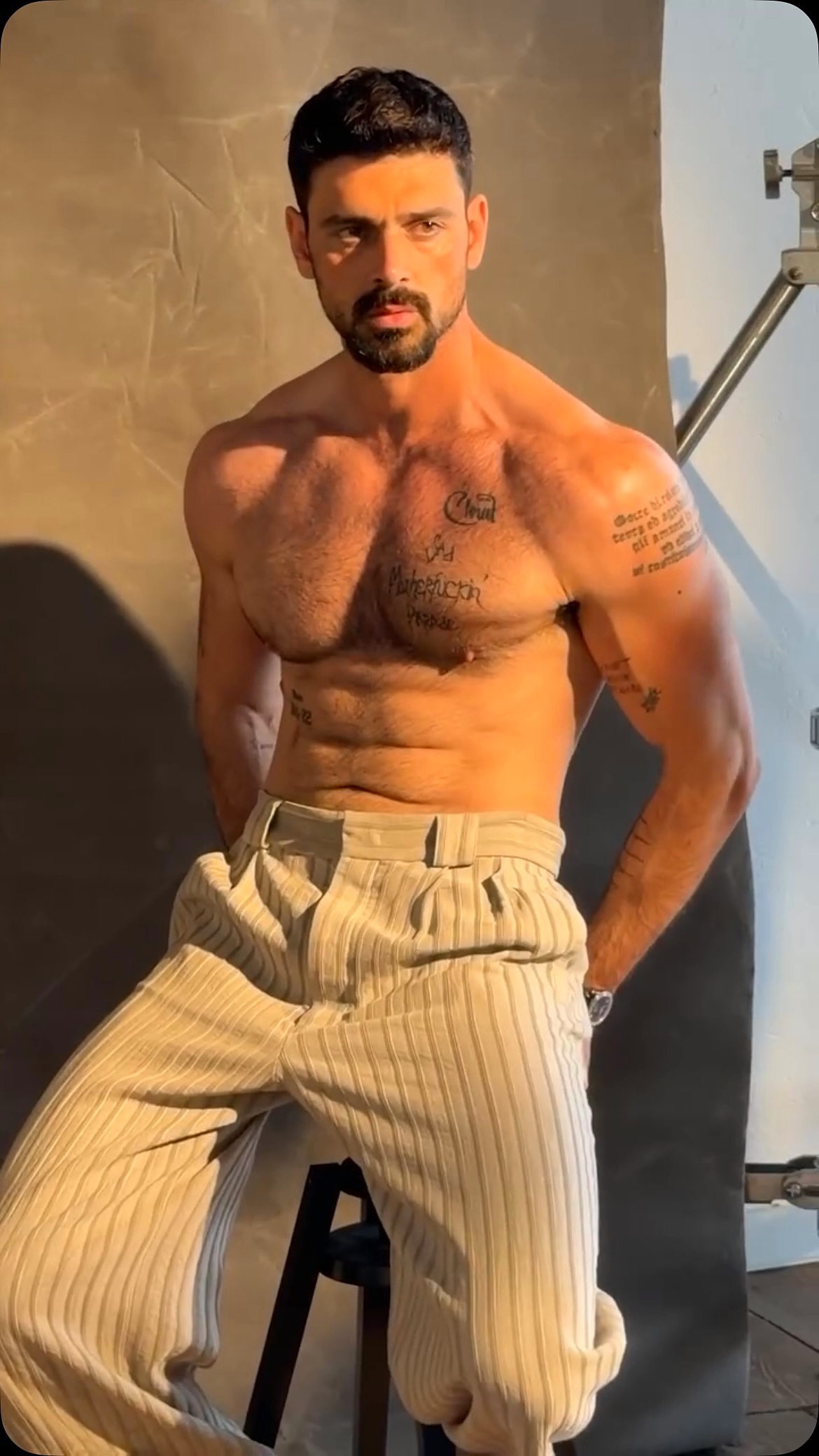 Michele Morrone vuelve a deslumbrar con su nueva sesión de fotos para la edición de agosto de Vanity Fair Italia. Entre 