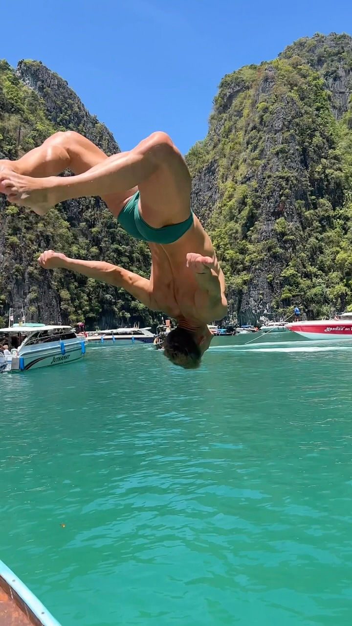 Tropical back flip 🤩