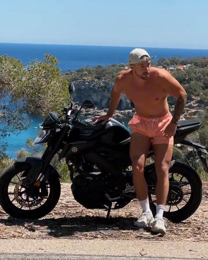 summer day, a bike & a little flirt 🏍️☀️