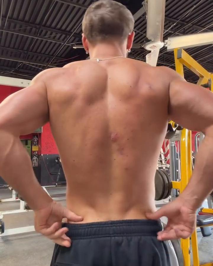 Don’t forget to train your back 😉