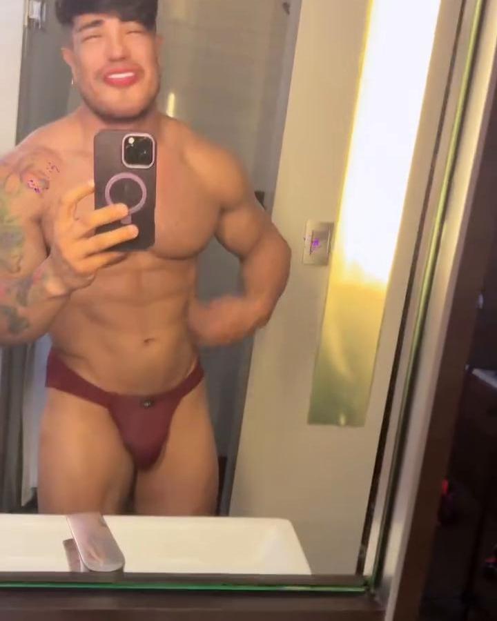 El cuerpo así y en la cama un plato con 🍰 🤣🤣🤣🤣