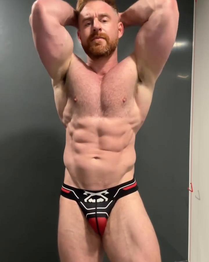 Gym progress check. I wonder if they noticed what I was wearing? 🤔😝