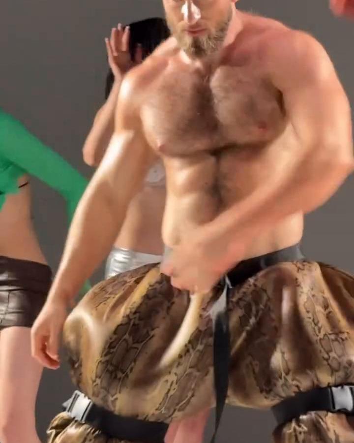 Single “𝕻𝖆𝖕𝖆𝖎” Available EVERYWHERE! Link in bio.