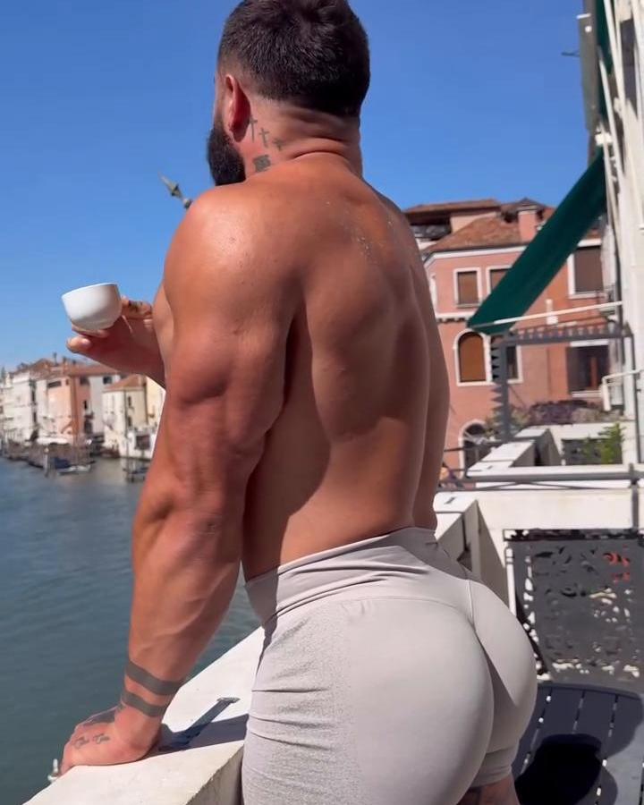 GOOD MORNING VENICE!🇮🇹😂 Follow👉 for all the travel fun!💕