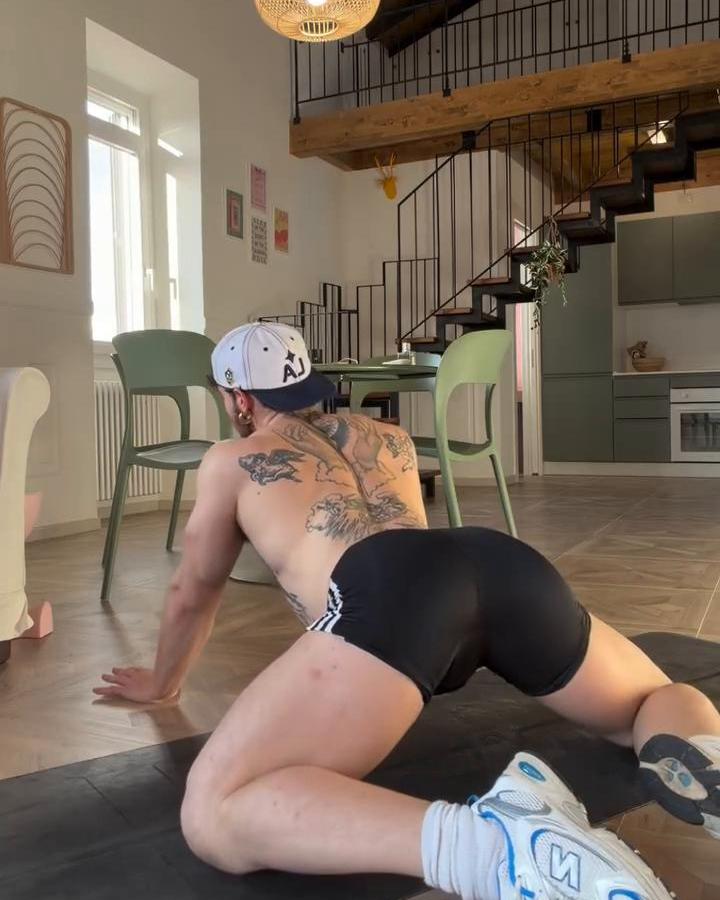 Wanna train with me? 🤸🏻