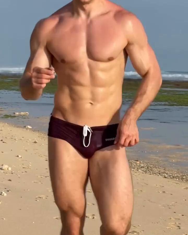 Pov: Me running to show a cute crab I found🦀 🏝️