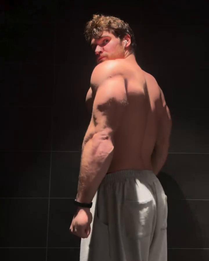 Proche de la caméra, pas de sourire parce que la séance n’était pas folle