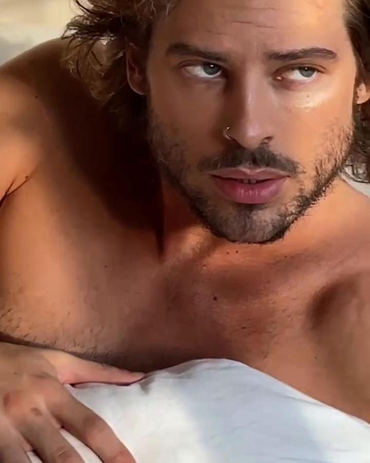 “When the sun hits your face and suddenly everything shines a little brighter ✨😌”