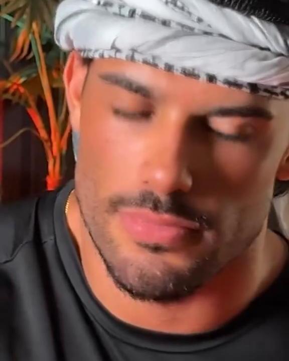 Hey you 🫴🏻🌹