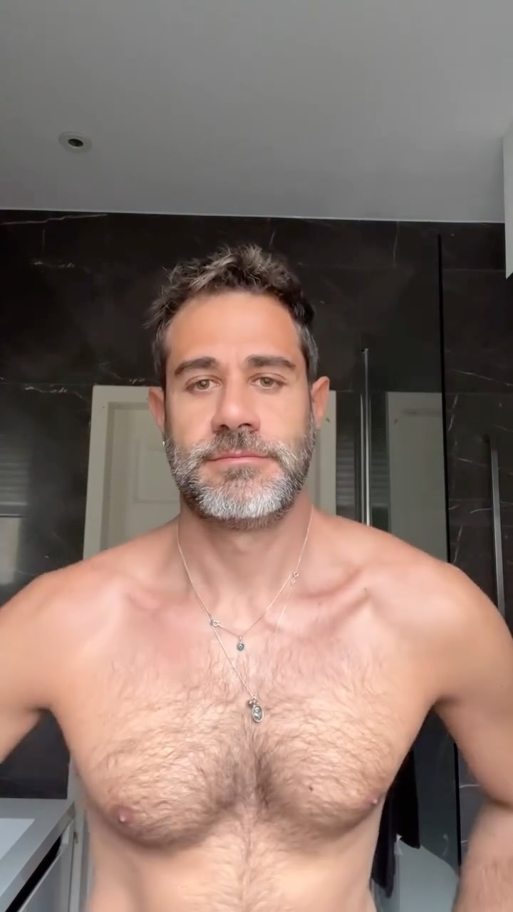 When I read people insulting me in my inbox and I could not care less 👋🏻✌🏻. Happy day!