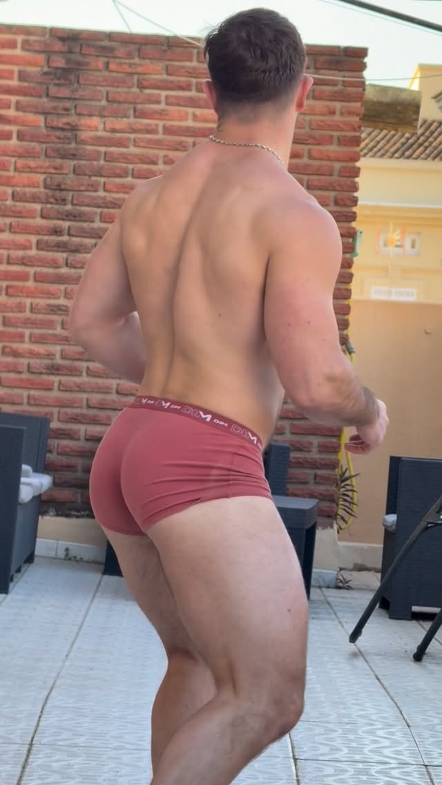 The warm-up is so important. I always take the time to really get my body ready before starting my workout. 🏋️‍♂️