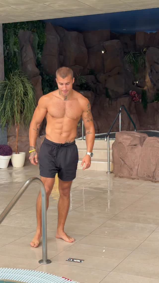 Why is it so cold? I don’t want to shrink.😱🥶