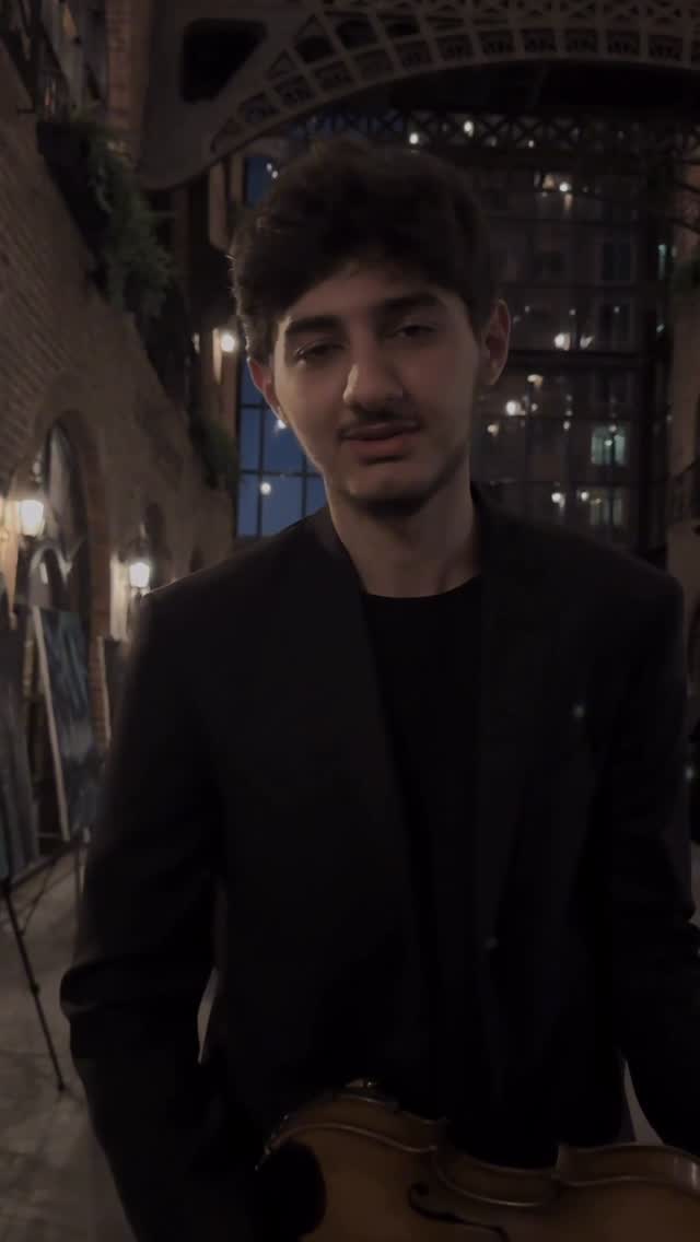 Karşıdan karşıya geçer gibi sev beni; önce bana, sonra bana, sonra yine bana bak.